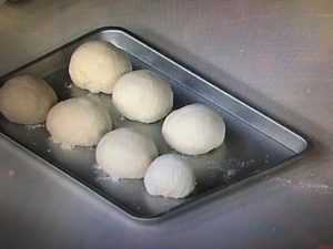 強力粉で打ち粉をふった台に生地1個を置く。
麺棒を転がし、2