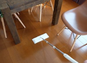 家事えもんの掃除術~フローリングのカビを防ぐ方法